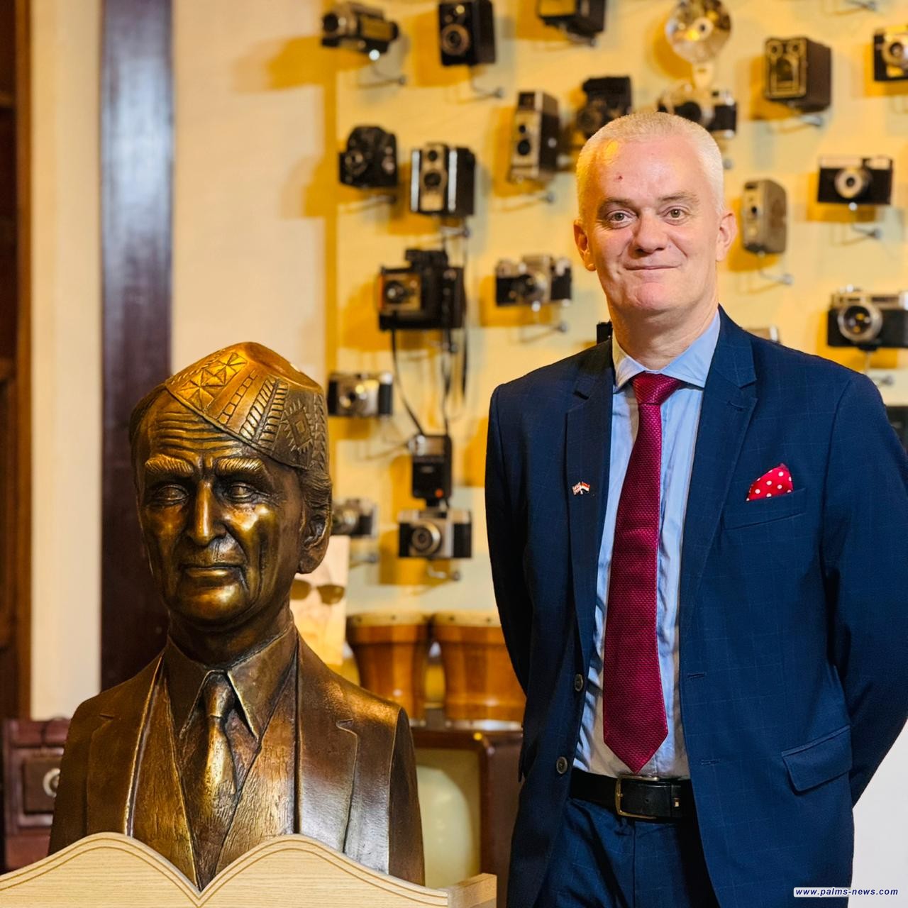 القنصل البريطاني في العراق يزور متحف نخيل عراقي ويشيد بفكرة تأسيسه وما ضم من نوادر.